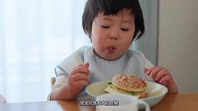 萌娃吃汉堡，吃得美滋滋的样子好可爱，网友：我也饿了