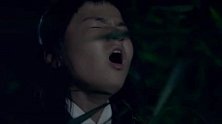众和尚态度突变，老妇人被请入寺