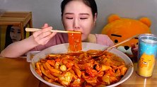 韩国弗朗西斯卡把猎奇炒年糕和炒年糕混在一起了，是什么味道！