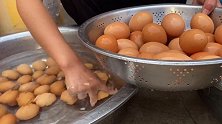 楠楠教养殖户腌鸡蛋，方法简单一看就会，想吃的可以自己做了