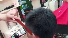 小哥嫌短碎发太孩子气，到理发店尝试剪“背头发型”，稳重很精神