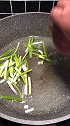 炸老豆腐，先炸一下，然后浇上我的酱