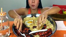 美女姐姐吃大盘炒饭，快别吃了，再吃就嫁不出去了