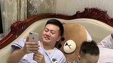 爸爸偷看美女被宝宝发现，不行我得跑，一会妈妈来了就惨了