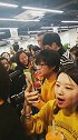 王子文和张鲁一推着购物车来扫楼啦！