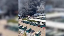 浙江一客运站内客车起火 致车棚被引燃顿时黑烟滚滚