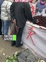 山东济南：赶大集大爷边吃边偷装车厘子，动作娴熟