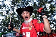 48小时八千多公里！球迷携带巨型国旗TIFO翻山越岭去看你