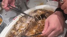 三五好友吃黄河鲤鱼，但是这哥们分鱼手法，比这里服务员还专业！