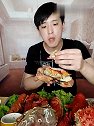 小帅哥真能吃面包蟹大龙虾海鲜盛宴真馋人