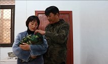 新婚夜床上没见红，丈夫离家出走，半年后却抱个孩子回来了