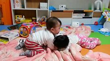 妈妈，哥哥欺负我你也不管，你还要我哭多久才能抱我起来！