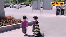 一岁半双胞胎姐妹路边玩耍，路边突然的举动让妈妈意外了