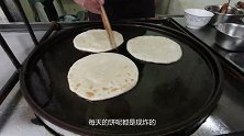 小伙在湖北黄冈品尝鸡蛋灌饼，味道可以，希望以后去美国开分店
