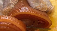肉皮做成的美食，配上二两小酒，那绝对是不可多得的美味！