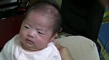 宝宝被妈妈逗弄，不仅不笑还皱着眉头一脸严肃，感觉瞬间被鄙视了