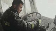 内蒙古：铠甲英雄!1天7次暴雪救援，消防车内一幕让人心疼