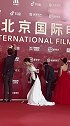 李梦 在北京国际电影节 红毯签名时笔掉了不过这也不影响美女的气质云赏北影节