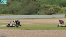王一博摩托车赛被后车带翻 倒地翻滚一圈后爬起错失第二