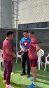 宋凯前往U17国少训练营 与主帅上村健一进行了亲切交谈
