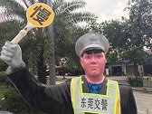 遇到假交警路边站岗千万要注意，交警是假的，设备却是真的