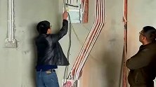 工人把客厅的电线弄错，监理让他们重新改一下，包工头就是不让动