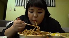 胖妹没事就在家做吃的，吃碗炸酱面响声很大听着尴尬