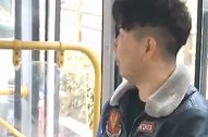 男子在公交车上占美女“便宜”，结果下一秒尴尬了，看你还敢吗？