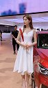 后面小伙子看够了没有？