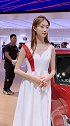 后面小伙子看够了没有？