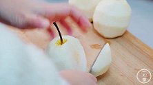 做一道“小吊梨汤”，香甜好吃，清热润肺，对嗓子特别好