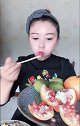 小姐姐吃水果拼盘，吃得好认真，我的味蕾都被她吸引到了！