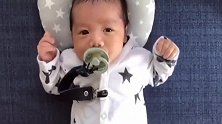 13天小宝宝举着小手吃奶嘴，用力的模样把心都萌化了！