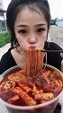 小媳妇直播吃爆辣粉丝，通红的辣椒水看着都害怕，她也真敢吃！