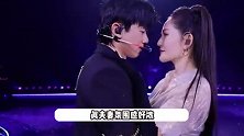 张杰谢娜时隔15年同台跨年，夫妻俩跳双人舞，在上万观众面前上演错位吻