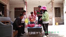 龙龙爸要迎娶新娘，别上新郎胸花，亲朋好友等着闹洞房