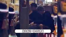 肖战回老家重庆被偶遇，开启街头暴走模式，坐小板凳吃路边摊接地气