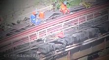 实拍烧毁的铁路桥是怎么修复的？网友：这比修铁路简单多了！
