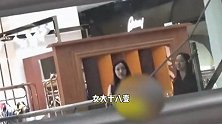 王菲小女儿回国和好友逛街，18岁李嫣兔唇消失，身形高挑长腿抢镜