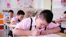 小男生考试恶作剧传纸条，小女生以为是答案，结果太逗了
