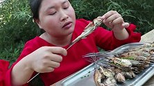 胖妹嘴馋吃烤活鱼，一口一条太过瘾了，就是刺有点多