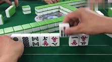 高手聚一桌，才知道麻将桌上水真深，高手的套路你不服不行