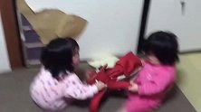 双胞胎抢书包，撒泼打滚全使上谁也不让谁，妈妈一旁看的好开心啊