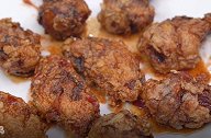 自己做的韩式炸鸡，外表油光发亮，红酱汁包裹着鸡肉，又香又酥脆