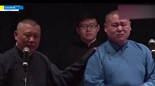 德云弟子泪崩场面：岳云鹏得知父亲去世，抱着郭德纲嚎哭！