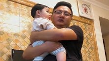 爸爸回到家听到女儿摔了一跤，就成了这样，不愧是爸爸的小情人！