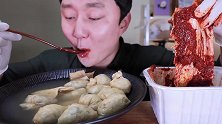 韩国屋塔房大叔PRUMI吃油豆腐口袋和超辣辣白菜，真的好吃