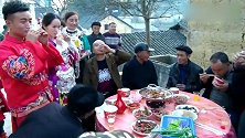 湖南一家办喜酒，酒席办得不错，正吃饭新郎新娘就来敬酒了