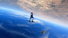 美国跳伞者踩着滑雪板跳伞 在空中旋转160圈破纪录