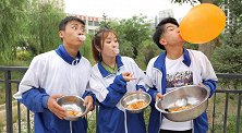 吹泡泡糖打饭，谁知学渣一口吹出巨型泡泡，真的假的？